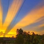 “Langit Terbelah” saat sunset di Banyuwangi.