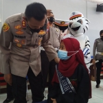 Kapolres Tuban, AKBP Darman, saat menyapa anak yatim piatu korban Covid-19.