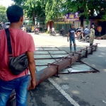 Penertiban tiang reklame bodong di jalan Mojopahit Selatan. Dispol PP menargetkan merobohkan puluhan tiang reklame ilegal yang habis masa izinnya. foto: YUDI EP/ BANGSAONLINE