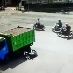 Cuplikan rekaman CCTV saat truk menyerempot motor di lampu merah perempatan di Jember.