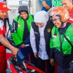 Gubernur Khofifah ketika membagikan BBM subsidi jenis Pertalite secara gratis kepada salah satu pengemudi ojol atau ojek online di Sidoarjo.
