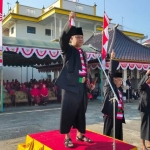 Pengasuh Pondok Pesantren Al Muhajirin Hidayatullah KH. Linul Qolbih Hamzah saat membuka upacara 17 Agustus 2020 di lapangan pondok, Senin (17/8/20).