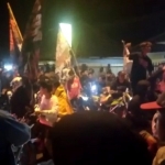 Suasana ketika ratusan pendekar berada di depan Mapolsek Bangorejo, Banyuwangi.