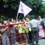 DEMO – Aksi ratusan guru honorer K1 di depan Pendopo Nganjuk, kemarin. foto: soewandito/BangsaOnline