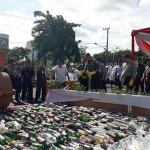 Pemusnahan ribuan botol minuman keras di halaman Mapolda Jatim.