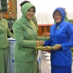 Penyerahan cinderamata dalam acara Sosialisasi Pencegahan, Pemberantasan, Penyalahgunaan dan Peredaran Gelap Narkoba (P4GN) dalam rangka HUT Dharma Pertiwi ke-54 tahun.