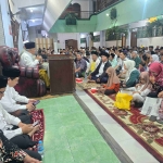 Prof Dr KH Asep Saifuddin Chalim, MA, saat memberikan taushiah di depan ribuan wali santri Pondok Pesantren Amanatul Ummah Surabaya, Jumat (2/1/2026). Foto: bangsaonline