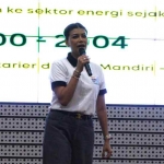 Ketua Umum AESI Mada Ayu Habsari saat menyampaikan materi kuliah tamu bertajuk Tantangan, Strategi, dan Kesuksesan dalam Dunia Energi di Auditorium Research Center ITS. (Ist)