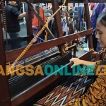 Proses pembuatan tenun ikat Bandar Kidul, salah satu tujuan kunjungan yang dipersiapkan. Foto: MUJI HARJITA/BANGSAONLINE