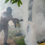 Fogging di Perumahan Taman Candiloka, Desa Ngampelsari, Kecamatan Candi, Sidoarjo, yang dilakukan Tim BHS Peduli, Sabtu (5/2/2022).