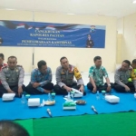 Kapolres Pacitan AKBP Sugandi saat menggelar cangkrukan.
