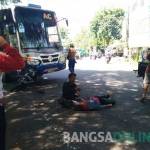 Bus Sugeng Rahayu yang menabrak pengendara sepeda motor di pintu masuk terminal Kepuhsari, Kabupaten Jombang, Rabu (12/10). foto: ROMZA/ BANGSAONLINE