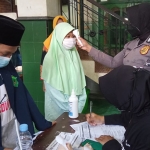 Ratusan santri di Pondok Pesantren Nurul Iman Kecamatan Garum, Kabupaten Blitar mengikuti vaksinasi Covid-19 yang digelar Polres Blitar, Rabu (25/8/2021). (foto: ist)