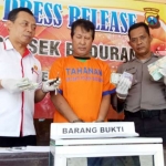 Pelaku beserta barang bukti diamankan di Mapolsek Buduran.