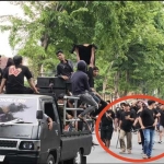 Massa ya g membawa tongkat untuk digunakan sebagai pemukul