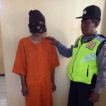 Tersangka Akhmad Sudi saat didampingi petugas Polsek Porong.