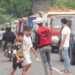 Warga mengahadang kendaraan truk saat hendak melintas di jalan Desa Sumberglagah.