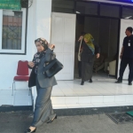 Sejumlah Kabid BPPKAD keluar dari kantor Kejari Gresik usai menjalani pemeriksaan. foto: SYUHUD/ BANGSAONLINE