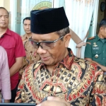 Menteri Koordinator Bidang Politik, Hukum, dan Keamanan (Menkopolhukam) Mahfud MD, usai menjadi Khatib salat Jumat di Masjid Agung Bangkalan, Jumat (7/7/2023).