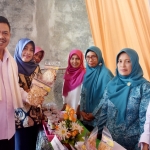Wakil Bupati Mojokerto Pungkasiadi menyerahkan BK Desa pada acara rembug desa di Pendopo Kecamatan Kemlagi.