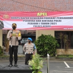 Kapolres Kediri AKBP Lukman Cahyono saat memimpin upacara kenaikan pangkat 9 anggota. (foto: ist.)