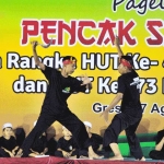 Peserta ketika menampilkan kemahiran pencak silat. foto: SYUHUD A/BANGSAONLINE