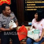 Tersangka saat diinterogasi di Mapolsek Jombang Kota.