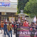 Gerakan Penolak Lupa (Gepal) saat melakukan unjuk rasa di Gedung DPRD Gresik. (foto: SYUHUD/ BANGSAONLINE)