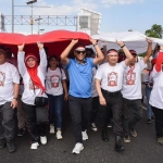 Wali Kota Kediri Abdullah Abu Bakar (kaos biru) saat ikut kirab bendera merah putih raksasa. Foto: Ist.