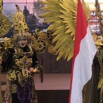 Peserta Jember Fashion Carnival saat memeragakan busananya.