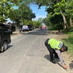 Polisi saat melakukan olah TKP di usai kecelakaan yang terjadi di Jalan jatirogo-Bojonegoro, tepatnya di Desa Lajo Lor, Kecamatan Singgahan, Selasa (5/12/2023).