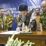 Wagub Emil menandatangani Pencanangan Pembangunan Zona Integritas Menuju WBK dan WBBM di Aula Mojopahit Gedung Keuangan Negara Prov Jatim, Selasa (11/2).