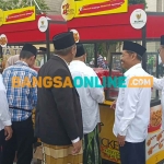 Ketua Baznas Jatim, KH M Roziqi, saat mengawali pembagian ZChicken bersama Kiai Asep. Foto: YUDI ARIANTO/BANGSAONLINE