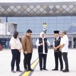 Khofifah Indar Parawansa bersama pada kepala daerah di Bandara Dhohho Kediri. Foto: Humas Pemprov Jatim