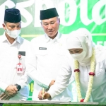 Gubernur Jawa Timur, Khofifah Indar Parawansa, saat meresmikan Masjid Nurul Hakam di Kompleks SMKN 1 Lamongan.