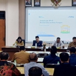 Wakil Ketua DPRD Gresik, Mujid Riduan, (dua dari kanan) saat acara "Sosialisasi SPHP Melalui Saluran Kios Pangan dengan Dinas Pertanian". Foto: Ist.
