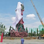 Kondisi patung yang kini sudah dibungkus kain putih. foto: GUNAWAN/ BANGSAONLINE
