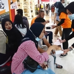 Onde-onde oven saat diperkenalkan ke pengunjung Sunrise Mall Mojokerto, Minggu (6/12/2020) secara gratis. (foto: YUDI EP/ BANGSAONLINE)