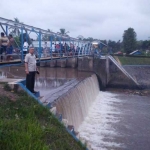 Warga bersama relawan BPBD Lumajang melakukan pencarian korban di DAM sungai Bondoyudo.