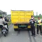 Polisi saat olah TKP meninggalnya mahasiswi di Jombang akibat terseret dump truck.