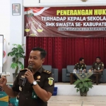 Kasi Intelijen Kejari Kabupaten Kediri, Roni, saat memberi pemaparan Jaksa Masuk Sekolah ke para Kepala SMK. Foto: Ist