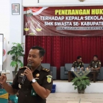 Kasi Intelijen Kejari Kabupaten Kediri, Roni, saat memberi pemaparan Jaksa Masuk Sekolah ke para Kepala SMK. Foto: Ist