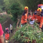 Petugas gabungan dan relawan saat bersih-bersih Sungai Kedak. foto: Ist.