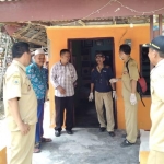Petugas Polsek Dukun saat olah TKP menunjukkan lokasi korban terbakar. foto: ist.

