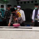 Kapolda Jatim dan Pangdam V Brawijaya saat ziarah ke Makam Pendiri NU K.H. Wahab Chasbulloh. (foto: AAN AMRULLO/ BANGSAONLINE)