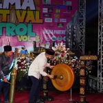 Wakil Wali Kota Batu saat memukul gong sebagai tanda dibukanya Gema Patrol di Desa Sidomulyo.