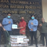 Abdurrahman Ubaidah (batik merah), Wakil Ketua PWI Jatim, didampingi Juwono dan Kris, Staf Sekretariat PWI Jatim saat menerima jajaran Marketing PT Nestle Area Surabaya.