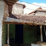Rumah yang rusak diduga akibat program RTLH. (foto: ist).