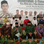 Ketua PWNU Jatim, KH. Marzuki Mustamar (tiga dari kiri) bersama Gus Yani ketika deklarasi dukungan di Ponpes Qomarudin, Bungah. foto: SYUHUD/ BANGSAONLINE