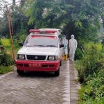 Ambulans yang mengantarkan jenazah almarhum Moh. Zaki ke pemakaman. foto: ist.
